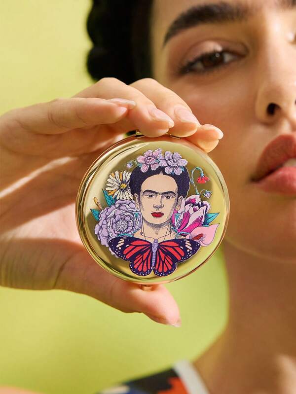 Frida Kahlo X SHEIN Oglindă pliabilă portabilă rotundă aurie Frida cu grafică florală și figurativă, lentilă obișnuită și lentilă cu mărire 2x, lentilă de înaltă definiție care vă poate verifica cu ușurință machiajul, potrivită pentru studenți, lucrători cu gulere albe, femei și bărbați