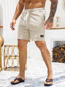 Manfinity RSRT Locker sitzende Herren Shorts mit Buchstaben-Patch-Detail, Kordelzug-Taille, Cord-Shorts für Herren in Beige, Herren Lässig Shorts, Herren Sommer Shorts. Ein tolles Geschenk für einen Freund oder Ehemann.