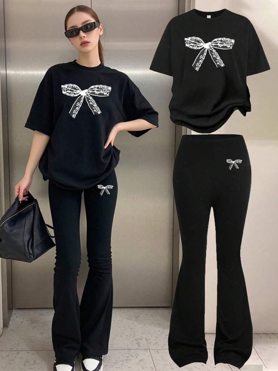 SHEIN EZwear 2 件女士休闲简约仿蕾丝蝴蝶结印花短袖 T 恤和喇叭裤套装,适合夏季两件套裤子套装女士 2 件套裤子套装女士裤子两件套女士裤子套装蝴蝶结裤子套装适合外出 - 彩色 - 查看 1