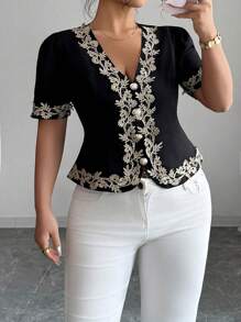 Elenzga Blusa de manga corta con cuello en V elegante y refinada, con detalles de volantes y contraste de color en la cintura, adecuada para salidas, citas, compras y otras ocasiones para mujeres de talla grande