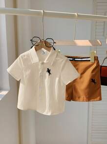 SHEIN Set de 2 piezas con chaqueta de punto de manga corta con cuello con estampado de caballo y pantalones cortos de cintura elástica para bebé niño