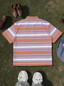 Manfinity Hypemode 这款男士街头学院风运动装，搭配一件紫色宽竖条纹宽松短袖Polo衫，尽显街头潮流气息。Polo衫背面印有“Los Angeles”字样和超大“01”字样，并配有纽扣门襟。宽松的版型完美诠释了街头摇滚美学，无论是音乐节还是日常穿着，都非常适合。