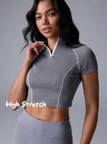 Menodora SHEIN Sport 纯色针织立领短袖修身运动T恤 - 淺灰色 - 查看 1