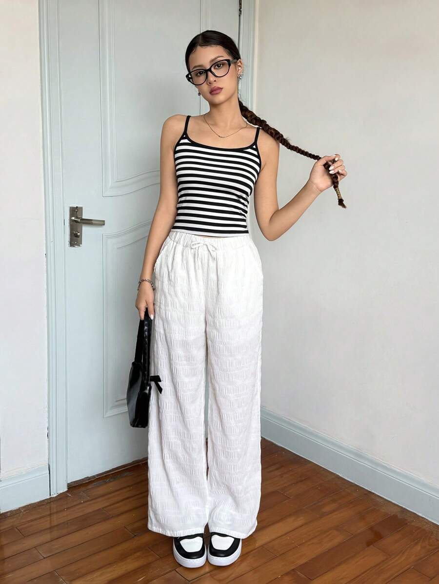 SHEIN 2 件套青少年女孩休闲撞色条纹吊带背心和裤子套装，舒适简约 - 黑與白 - 查看 1