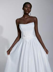 Elitara 优雅奢华的白色露肩连衣裙，配有蝴蝶结腰带和超大喇叭裙摆，带拖尾，适合婚礼、派对、蜜月 - 米色 - 查看 2