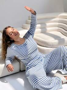 SHEIN EZwear 加大码海军蓝条纹长袖不对称领口上衣和裤子两件套针织套装加大码休闲套装加大码条纹休闲套装女士加大码条纹套装 - 藍白色 - 查看 5