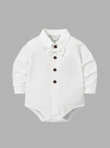 SHEIN 三件套长袖套装：白色长袖纽扣衬衫、白色背带裤和灰色贝雷帽。适合作为宝宝的第一个母亲节服装。衬衫领口简洁利落，背带裤肩带可调节，搭配一顶时尚的灰色贝雷帽，整体造型更显完美。