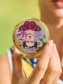 Frida Kahlo X SHEIN Runder goldener tragbarer Klappspiegel mit Frida Blumen- und Figurmotiv, regulärer Spiegel und 2-fach Vergrößerungsspiegel, hochauflösender Spiegel zum einfachen Schminken, geeignet für Studenten, Büroarbeiter, Frauen und Männer
