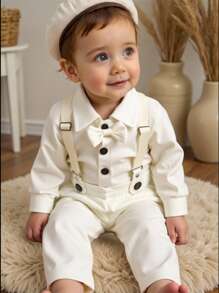 SHEIN 三件套长袖套装：白色长袖纽扣衬衫、白色背带裤和灰色贝雷帽。适合作为宝宝的第一个母亲节服装。衬衫领口简洁利落，背带裤肩带可调节，搭配一顶时尚的灰色贝雷帽，整体造型更显完美。