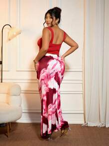 SHEIN PETITE ملابس علوية كاميزول مربعة الرقبة ضيقة للسيدات بحجم كبير وتنورة مطوية مطبوعة مصممة ضيقة بنمط الحورية، مجموعة أنيقة من قطعتين للصيف - ابيض واحمر - مشاهدة 2