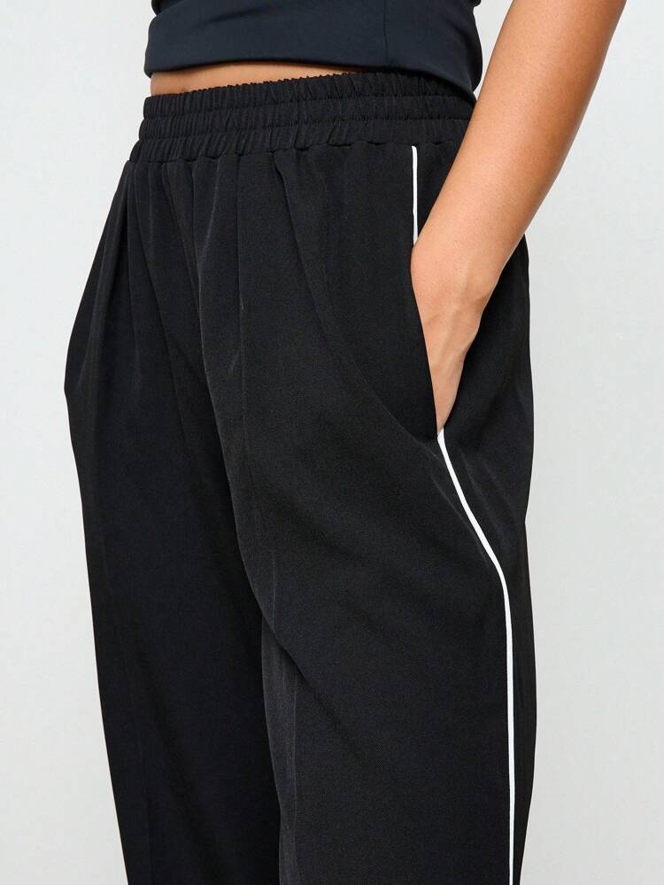 Spodnie palazzo z szerokimi nogawkami i bocznymi paskami, sięgające do ziemi