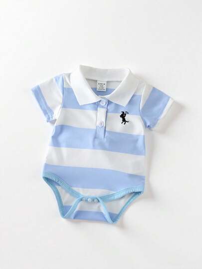 SHEIN Playful Pals 男婴夏季短袖翻领连体衣，罗纹翻领设计，舒适贴合，不易变形，经典蓝白条纹图案，简约大方，前襟纽扣开合，裆部开口设计方便穿脱，正面饰有马匹刺绣，精致可爱，适合洗礼、婚礼、派对、正式场合、摄影、度假、上学、鸡尾酒会、生日及日常穿着。