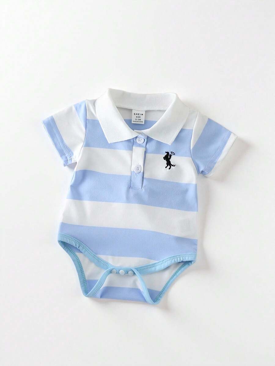 SHEIN Playful Pals Bộ đồ liền thân ve áo ngắn tay mùa hè cho bé trai, thiết kế ve áo có gân, cổ áo thoải mái và vừa vặn, không dễ bị biến dạng, họa tiết sọc xanh trắng cổ điển, đơn giản và rộng rãi, cài nút phía trước, thiết kế đáy quần hở dễ mặc, thiết kế thêu hình ngựa phía trước, tinh tế và đáng yêu, thích hợp cho lễ rửa tội, đám cưới, tiệc tùng, những dịp trang trọng, chụp ảnh, kỳ nghỉ, trường học, tiệc cocktail, sinh nhật và mặc hàng ngày - Màu xanh nhạt - Xem 1