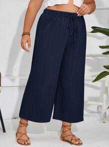 SHEIN Frenchy Pantalones anchos y cortos de talla grande con textura y cordones para vacaciones, en unicolor