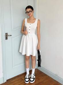 SHEIN Vestido corto de verano casual y cómodo para adolescentes, con cuello redondo, sin mangas y decoración de botones en color blanco - Blanco - Ver 3