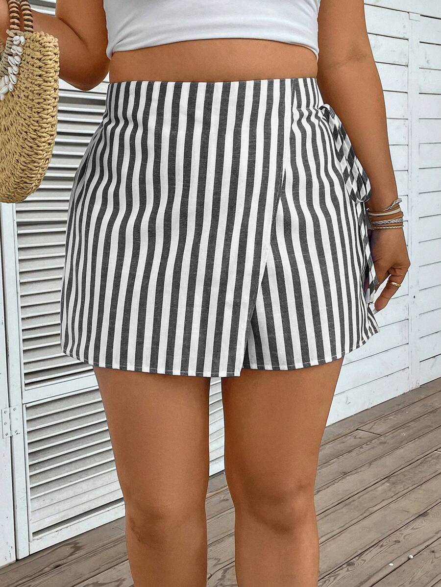 SHEIN VCAY Plus Size Women Vacation High Waisted Striped Casual Culottes - Black and White - View 1