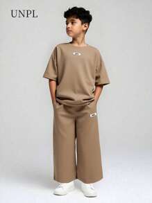 SHEIN 2025 夏季男童套装 SHINE 青少年春夏两件套男孩宽松落肩圆领短袖T恤和直筒长裤套装 | OEKO-TEX® | 上学和旅行 - 卡其色 - 查看 1