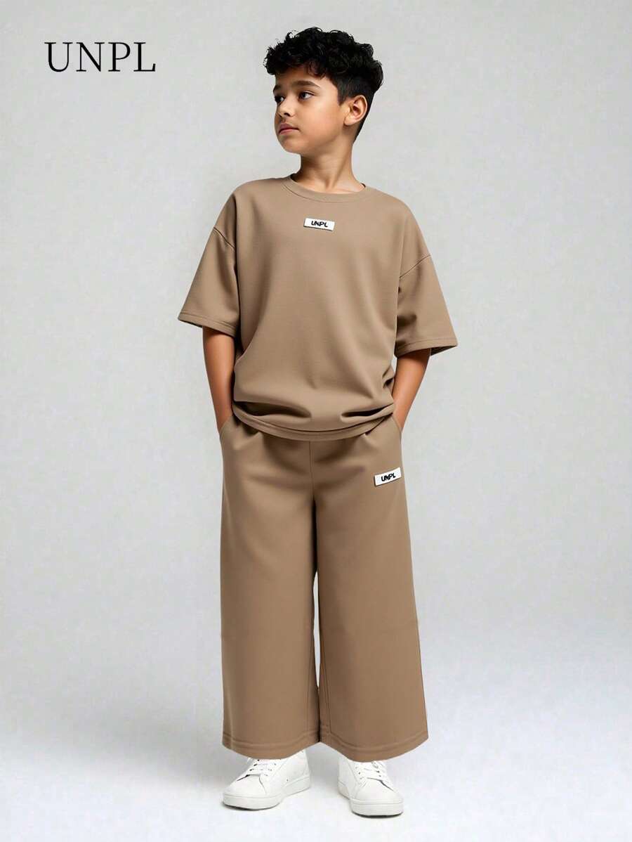 SHEIN 2025 夏季男童套装 SHINE 青少年春夏两件套男孩宽松落肩圆领短袖T恤和直筒长裤套装 | OEKO-TEX® | 上学和旅行 - 卡其色 - 查看 1