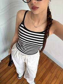 SHEIN 2 件套青少年女孩休闲撞色条纹吊带背心和裤子套装，舒适简约 - 黑與白 - 查看 5