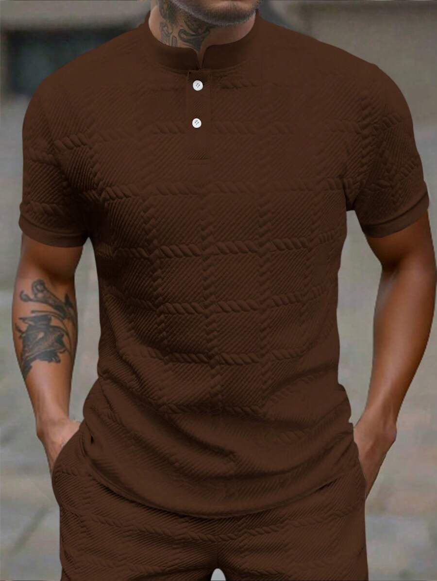 Manfinity Homme 男士夏季棕色休闲立领纽扣短袖 Polo 衫，棕色针织 Polo 衫。送给男朋友或丈夫的绝佳礼物。 - 棕色 - 查看 1