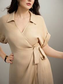 SHEIN Clasi Vestido cruzado elegante para mujer de talla grande, de tela texturizada cómoda, adecuado para ir al trabajo y uso diario, ropa de verano para mujer - Caqui - Ver 1