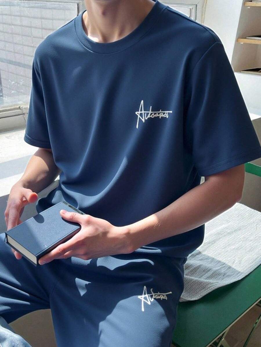 SHEIN 2 件套青少年男童休闲百搭舒适极具吸引力的字母印花短袖 T 恤和短裤,都市休闲风格 - 霧霾藍 - 查看 1