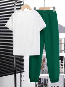 SHEIN 青少年男孩字母和羽毛印花圆领短袖 T 恤和慢跑裤针织两件套 - 墨綠色 - 查看 2