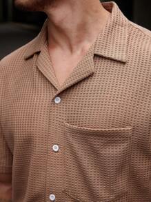 Manfinity Homme Set di camicia a maniche corte con colletto cubano e pantaloncini, in tessuto jacquard a trama a nido d'ape di alta qualità, colore cachi. Set di camicia a maniche corte e pantaloncini tinta unita, adatto per viaggi, vacanze e uscite, regalo per mariti e fidanzati, completo estivo da uomo a 2 pezzi. - Castano - Visualizzare 3