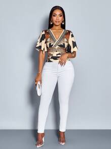 SOLERSUN 女士定位印花优雅V领休闲荷叶边不对称短袖T恤，适合通勤和度假 - 杏色 - 查看 4