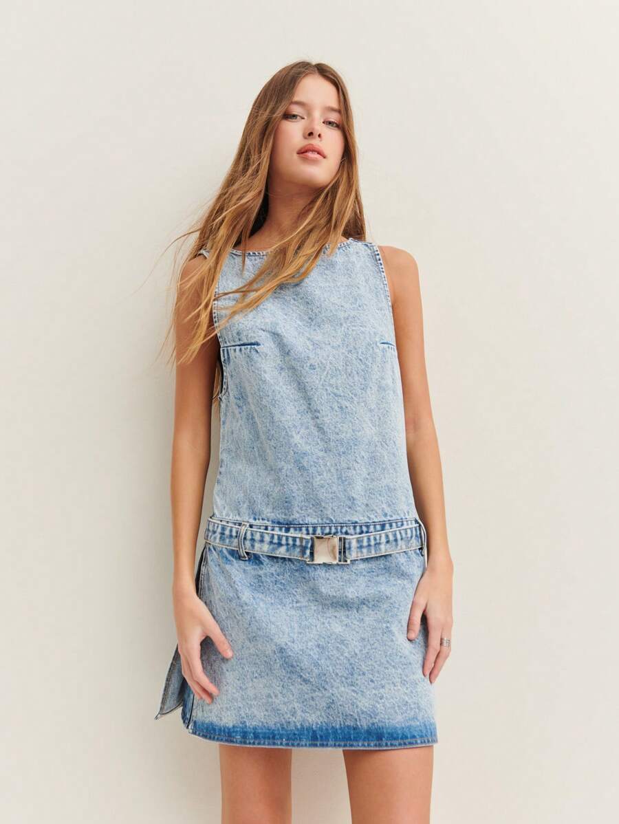 Nöista 带有腰带细节和方领的牛仔迷你连衣裙，打造浪漫夏日造型。 - 藍色 - 查看 1