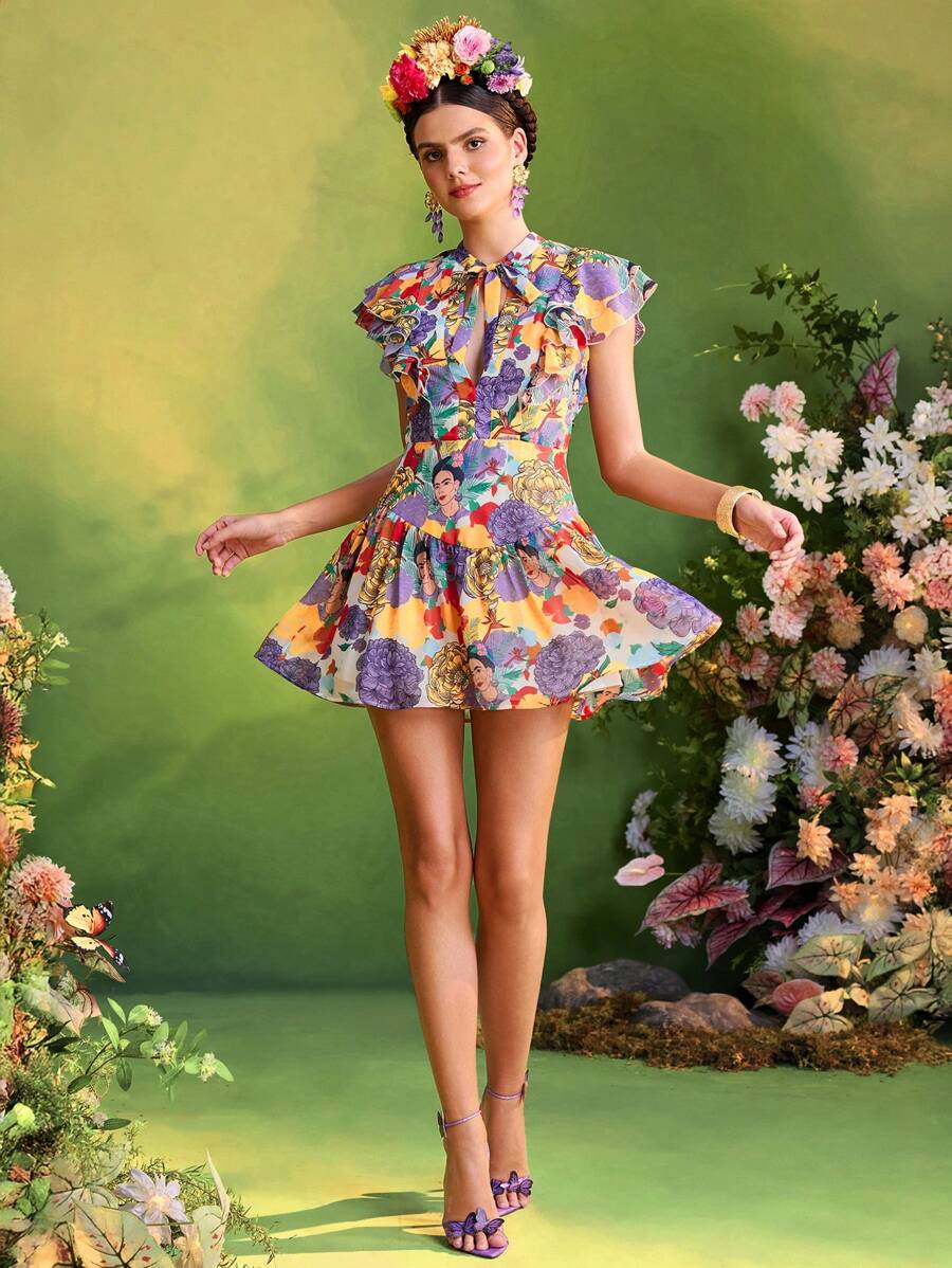 Redefinition Frida Kahlo X SHEIN X Designer Vestido corto de verano para mujeres con impresión floral, cuello anudado, volantes en mangas cortas y falda fruncida - Multicolor - Ver 1