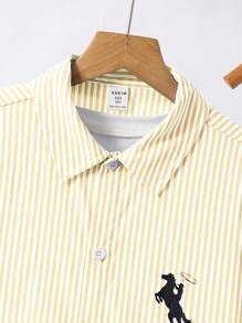 SHEIN Conjunto de camisa de manga corta a rayas y pantalones cortos con estilo de caballero para niño preadolescente