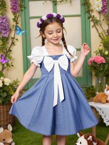 Vestido de niña joven de vacaciones informal, suave y lindo, con efecto de parchwork de lazo y denim
