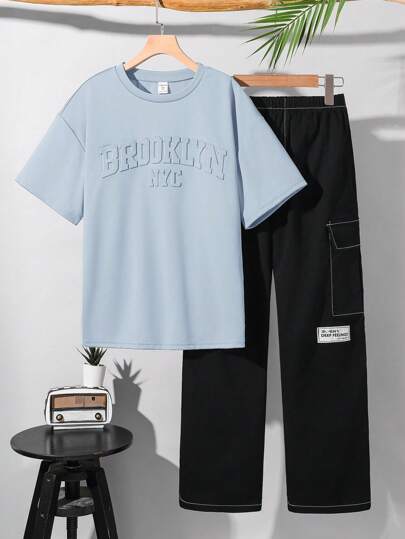 SHEIN 2 件青少年男孩压花字母图案圆领短袖 T 恤，带实用口袋，撞色饰边运动裤套装，适合春夏休闲、运动、郊游、学校、派对、时尚和多功能