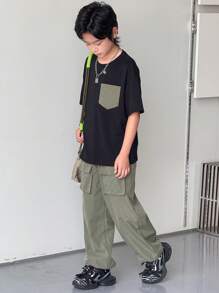 SHEIN Conjunto de camiseta e shorts de manga curta com bolso cargo gráfico e gola redonda para meninos pré-adolescentes - Preto - Ver 4