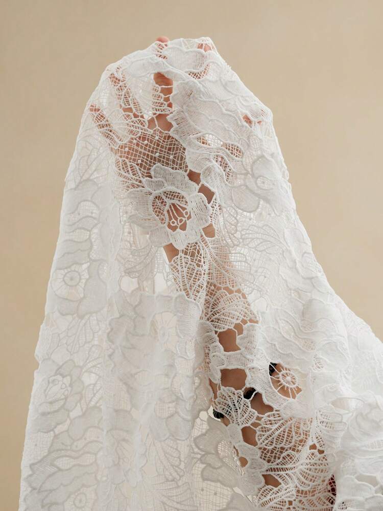 Blusa formal blanca de manga larga con diseño asimétrico, parches y estampado floral bohemio romántico para mujeres