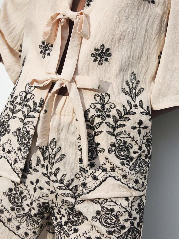 SHEIN Maija Completo estivo da donna in 2 pezzi, composto da una camicia casual con scollo a V a maniche corte e ricamo albicocca, e pantaloncini con vita elastica, adatto per vacanze, spiaggia, stile boho, elegante. Abbigliamento estivo da donna, set da 2 pezzi, abiti estivi da donna, completi estivi da donna, abiti da lavoro estivi, abiti da spiaggia, stile bohémien, abbigliamento da vacanza, outfit da vacanza estiva, stile vacanziero, atmosfera esotica, abbigliamento da concerto country, set in lino da 2 pezzi, completo corto estivo da donna.