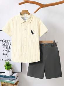 SHEIN Conjunto de camisa de manga corta a rayas y pantalones cortos con estilo de caballero para niño preadolescente