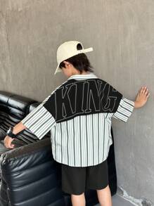 SHEIN 2 件装青少年男孩休闲运动学院文艺风复古日韩宽松条纹翻领大字母图案衬衫和短裤套装适合儿童服装幼儿男孩衣服返校男孩套装适合生日派对、晚会、表演、婚礼、洗礼、开幕式日常适合日常使用适合上学适合旅行适合运动适合春夏季节 - 黑色 - 查看 3