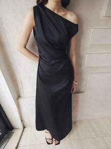 SHEIN Unity Gaun Satin Berkerut Pinggang dengan Bahu Asimetris Gaya Pantai Prancis - Hitam - View 4