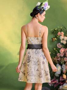 Frida Kahlo X SHEIN X Designer Oxana Vestido corto floral negro con estampado de figuras, con tirantes ajustables y fluido para mujer, para verano, vacaciones y días festivos