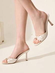 CUCCOO CHICEST Beige sandalen voor dames met gouden metalen hart- en strikaccent, elegante muiltjes met ronde neus en hoge hak