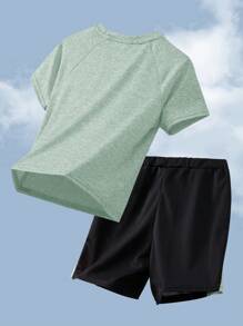 SHEIN 2 件装 Tween Boys 拼接撞色图案 T 恤和短裤运动套装 - 薄荷綠 - 查看 2