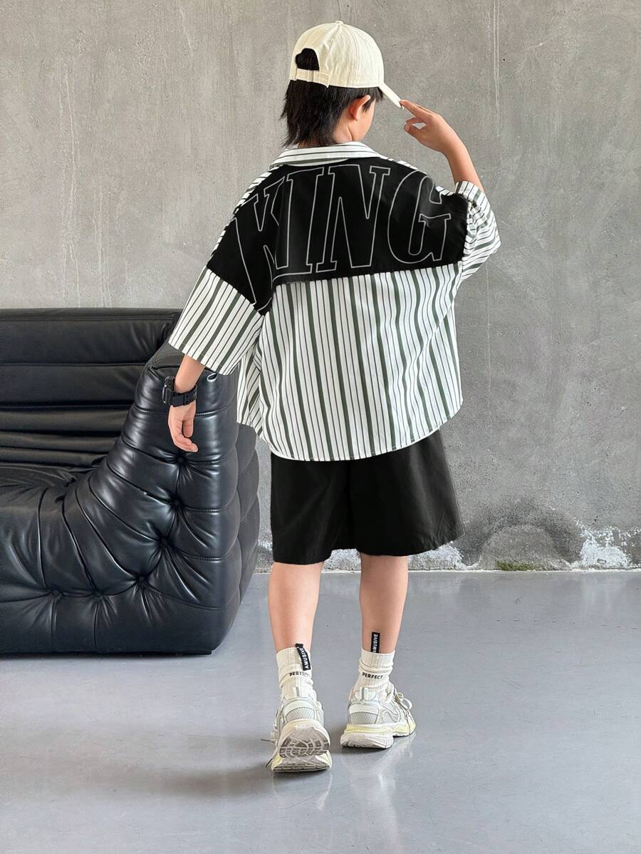 SHEIN 2 件装青少年男孩休闲运动学院文艺风复古日韩宽松条纹翻领大字母图案衬衫和短裤套装适合儿童服装幼儿男孩衣服返校男孩套装适合生日派对、晚会、表演、婚礼、洗礼、开幕式日常适合日常使用适合上学适合旅行适合运动适合春夏季节 - 黑色 - 查看 1