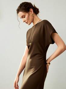 Uhlyne 时尚针织纯色优雅短袖圆领腰部褶饰合身通勤休闲独特连衣裙 - 棕色 - 查看 2