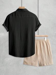 Manfinity Homme 男士纯色简约短袖衬衫和短裤套装，适合日常穿着黑色衬衫男士夏季服装男士黑色短袖衬衫卡其色短裤男士黑色和卡其色服装男士，是送给男朋友或丈夫的绝佳礼物。 - 黑色 - 查看 2