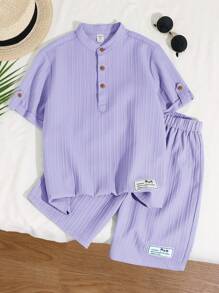 SHEIN Tenue décontractée de style coréen pour garçons préadolescents: pull-over à col montant avec fermeture éclair partielle, manches courtes et short tissé imprimé en 2 pièces
