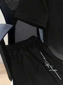 SHEIN 2 件青少年男童休闲渐变色短袖 T 恤和短裤套装，街头朋克摇滚校园服装，适合日常、派对、音乐节，适合春夏季，黑色和绿色英文印花