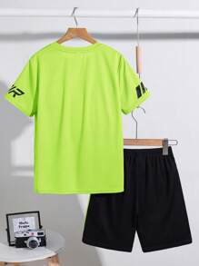 SHEIN 2 件套青少年男孩运动纹理垂直条纹图案运动短袖 T 恤和短裤套装 - 綠色 - 查看 7