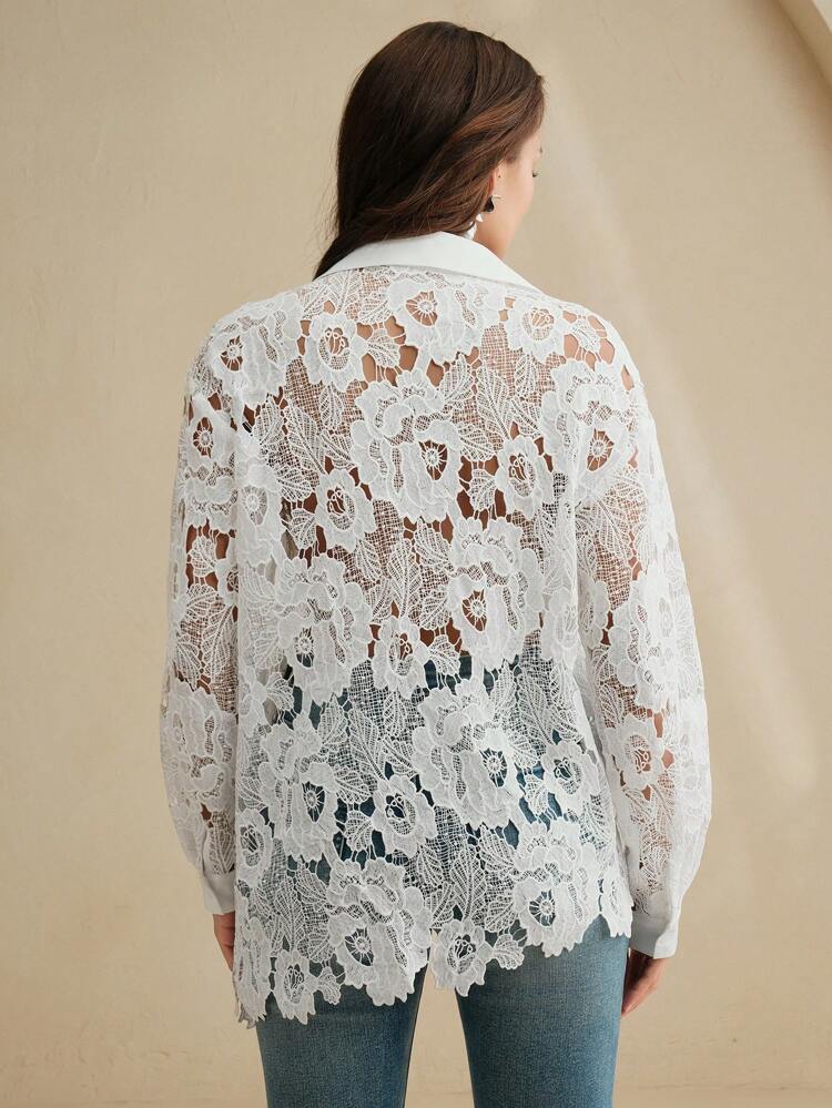 Blusa formal blanca de manga larga con diseño asimétrico, parches y estampado floral bohemio romántico para mujeres